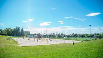 Sandvolleyball på grønn løkke.
