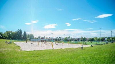 Sandvolleyball på grønn løkke.