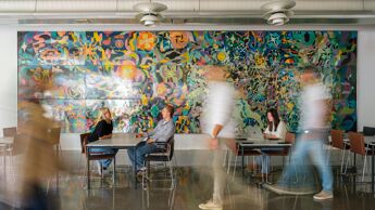 Skoleelever foran «Detalj fra kosmos» på Blindern vgs.