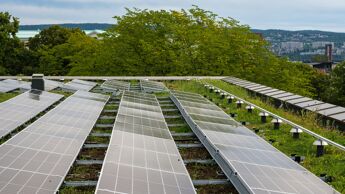 Solcellepanel på nye legevakten.