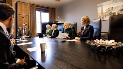 Byråder behandler saker i byrådsmøte.