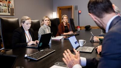 Byrådene er samlet rundt bordet på byrådens møterom.