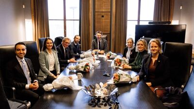 Byråder behandler saker i byrådsmøte.