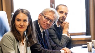 Byråder behandler saker i byrådsmøte
