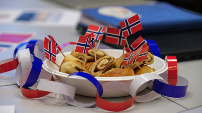 Papptallerken med små kanelboller og små norske flagg.