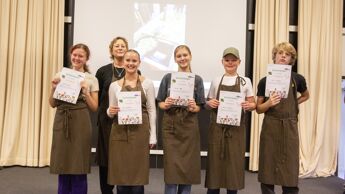 Ungdom som har mottatt diplom for gjennomført kokkekurs.