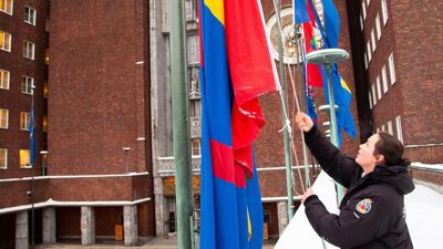 Det samiske flagget heises på samenes dag foran Rådhuset.