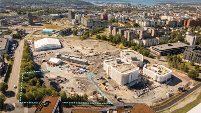 Dronebilde av utviklingstomt på Økern i Oslo. Tomtegrense tegnet inn.