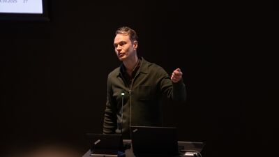 Bilde av Henrik Daae Zachrisson som holder et innlegg