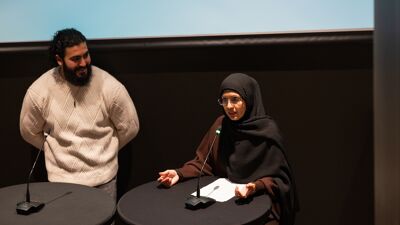 Bilde av Hassan Butt og Shazia Afzal som presenterer og deler historier