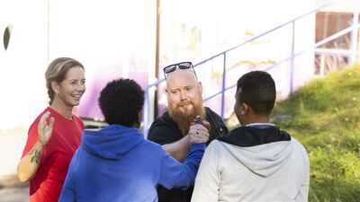 Miljøterapeutene Janne og Kim sammen med elever på ungdomsskolen