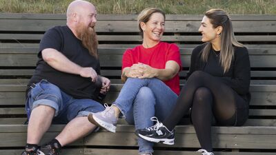 Miljøterapeuter sitter på en benk og prater