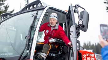 Morten Biong Nilsen i en av Skiforeningens løypemaskiner.