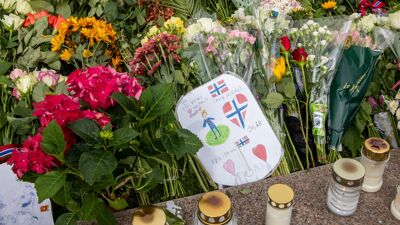 Blomster, gravlys og hilsen fra Ida 6 år: Til kong Harald. Takk for alt.