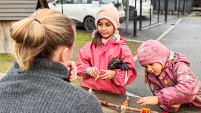 Bilde av barn som leker med grener og kvister