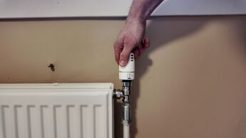 Termostat på radiator som skrus på.