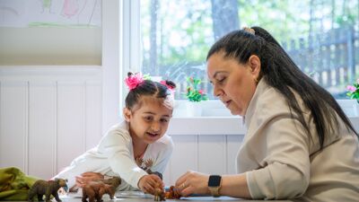 Bildet viser et barn og ansatt i barnehage i lek