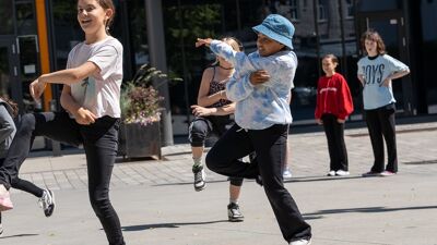 Ungdom danser hip hop på Schous plass.