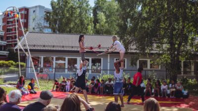 Slå en salto for i sommer er det sirkusskole to steder i bydelen. Ta med en venn og lær nye akrobatiske triks!