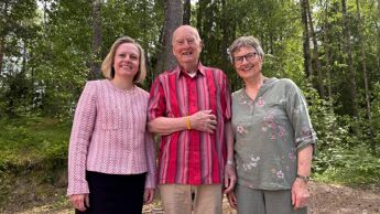 Ekteparet Jarle og Mette Kottmann, som er deltakere i demenskoret, står sammen med helsebyråd  Thea Kristine Schjerven (H) ved et skogholt utenfor Holmlia kirke.