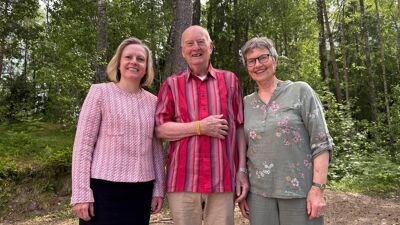 Ekteparet Jarle og Mette Kottmann, som er deltakere i demenskoret, står sammen med helsebyråd  Thea Kristine Schjerven (H) ved et skogholt utenfor Holmlia kirke.