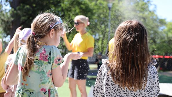 Elever som er ute med en lærer på Sommerskolen Oslo.