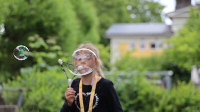 Jenge blåser såpebobler.