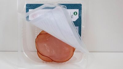 Tørre skinkeskiver i plastpakke