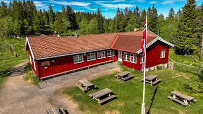 Sinober sportsstue med benker og en flaggstang.