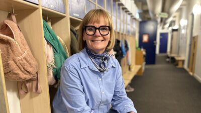 Bilde av seksjonssjef for barnehage Sør i Bydel Stovner, Lene Låge Sivertsen, som sitter i en garderobe i Stovnerfaret barnehage.