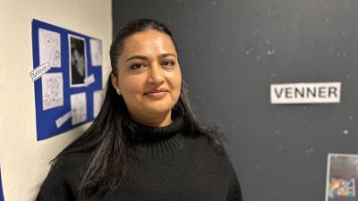 Bildet viser barnehagepedagog Farah Arshad. Hun forteller at Språksterk 1-6 har gitt de ansatte en felles måte å støtte barns språk på.