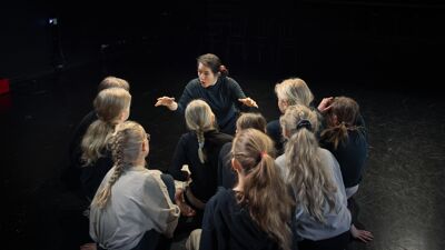 Teaterpedagog med elever.