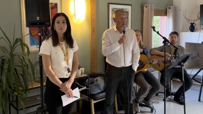 Ana Azami og Johan Søgaard Olsen var blant flere som bidro med taler under den høytidelige markeringen av 25-årsjubileet for brukere og medarbeidere. Anja og Brynjar (t.h.) stod for musikalske innslag.