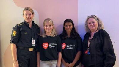 På bildet står det to kvinner og to jenter, fra venstre står en kvinne i politiuniform, Cecilie Stokke, mangfoldskontakt i politiet i Oslo så står det to unge jenter på 11 år, Wilma Annette Aulie, elev 7. trinn
Maiken Eesseltoft-Rao, elev 7. trinn  og tilslutt rektor på Disen skole, Birgitte Arctander Stub, rektor på Disen