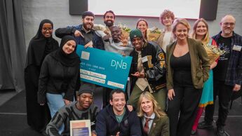 Ungdommer fra Ung Bjørndal mottar en sjekk fra byråd for sosiale tjenester, Julianne Ferskaug.