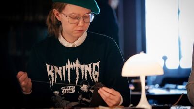 Jente gjør håndarbeid.