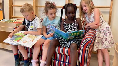 Barn i Strekkoden barnehage leser gjerne.