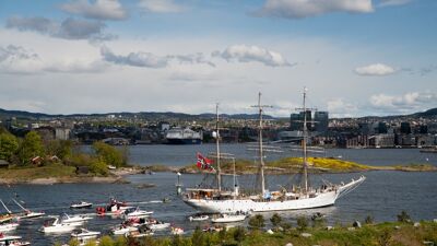 Bilde av Christian Radich i båtkortesje i Oslo