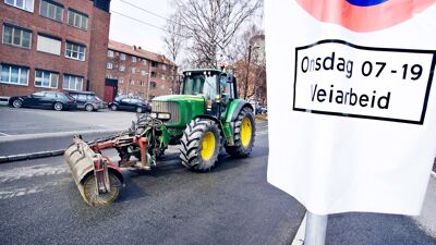 Børstebil rengjører gatene. I forgrunnen er det et midlertidig parkering-forbudt skilt.