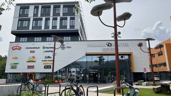 Bygning med sykkelstativer foran