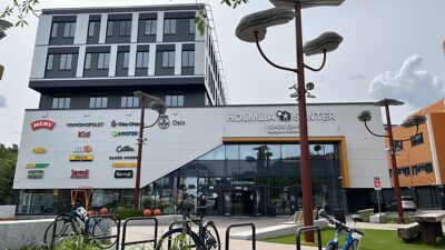 Bygning med sykkelstativer foran