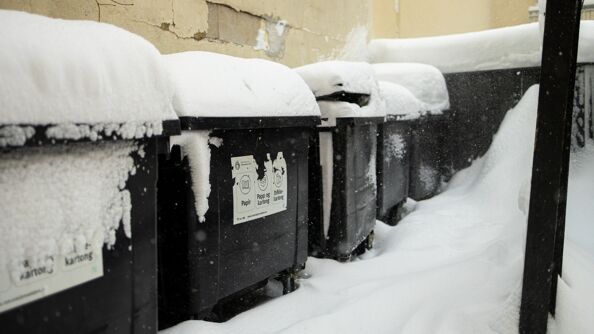 Avfallsbeholdere i dyp snø