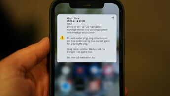 Mobiltelefoner i hele landet vil vibrere og spille av et høyt lydsignal, samtidig som tyfonene uler med signalet «Viktig melding – søk informasjon».