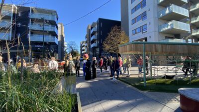 Mennesker står samlet på et torg