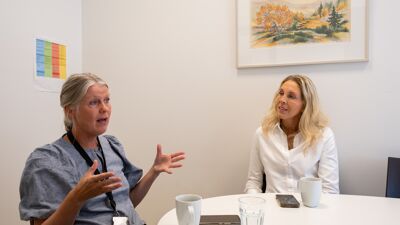 Bilde av Hege Grelland og Lise Marie Sæhle på et kontor på Bestum skole
