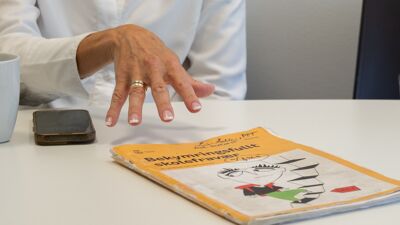 Lise Marie Sæhles hånd peker på veilederen for bekymringsfullt skolefravær.