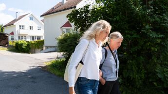 Bilde av Lise Marie Sæhle og Hege Grelland på skoleveien til Bestum skole