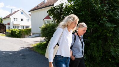 Bilde av Lise Marie Sæhle og Hege Grelland på skoleveien til Bestum skole