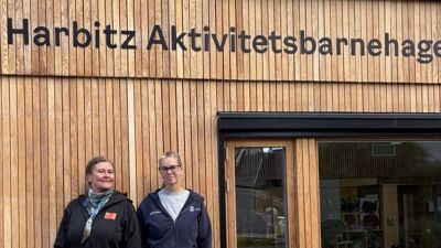 Bildetekst: Irene Schmeling fra Ullern Frivilligsentral og Sofie Elvebredd foran Harbitz aktivitetsbarnehage.