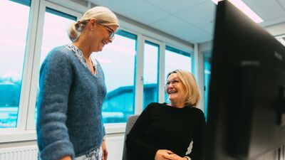 Anne Syrrist Roberg og Siw Irene Holmsen er avbildet sammen på et kontor i bydel Alna.